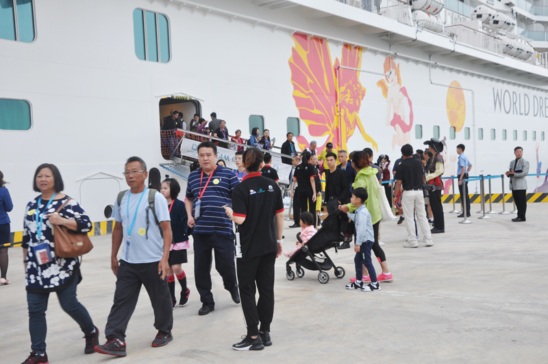 Khách du lịch tàu biển quốc tế World Dream tại Cảng tàu khách quốc tế Hạ Long