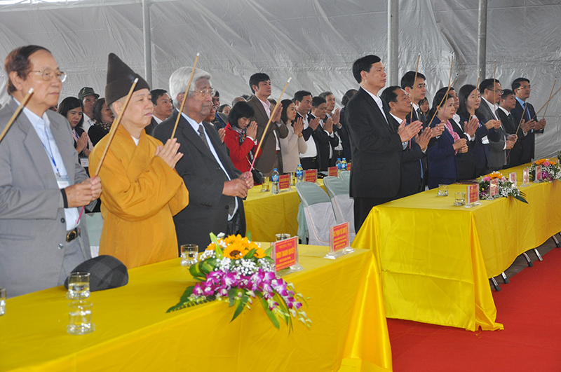 Các đại biểu dâng hương cầu nguyện quốc thái dân an tại lễ khai hội xuân Ngoạ Vân 2019.