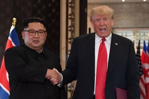 Tổng thống Mỹ Donald Trump (phải) bắt tay Nhà lãnh đạo Triều Tiên Kim Jong-un (trái). Ảnh: Vox.