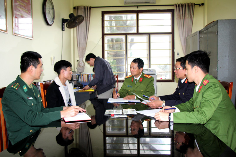 Cơ quan chức năng lấy lời khai của Nguyễn Ngọc Huỳnh.