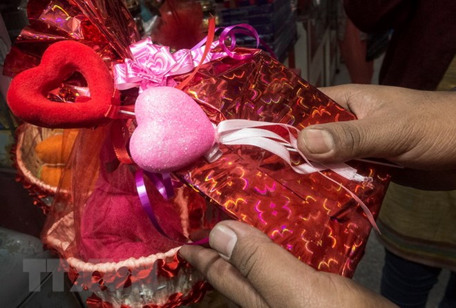 Quà tặng cho ngày Lễ Tình yêu 14/2 được bày bán tại Kolkata của Ấn Độ. (Ảnh: THX/TTXVN)