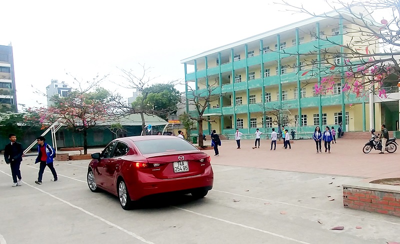 Mặc dù có biển cấm ô tô, nhưng vẫn xuất hiện tình trạng xe ô tô ngang nhiên đi thằng vào sân trường mà không gặp bất kỳ sự cản trở nào từ bảo vệ nhà trường. Ảnh chụp ngày 13/2/2019.