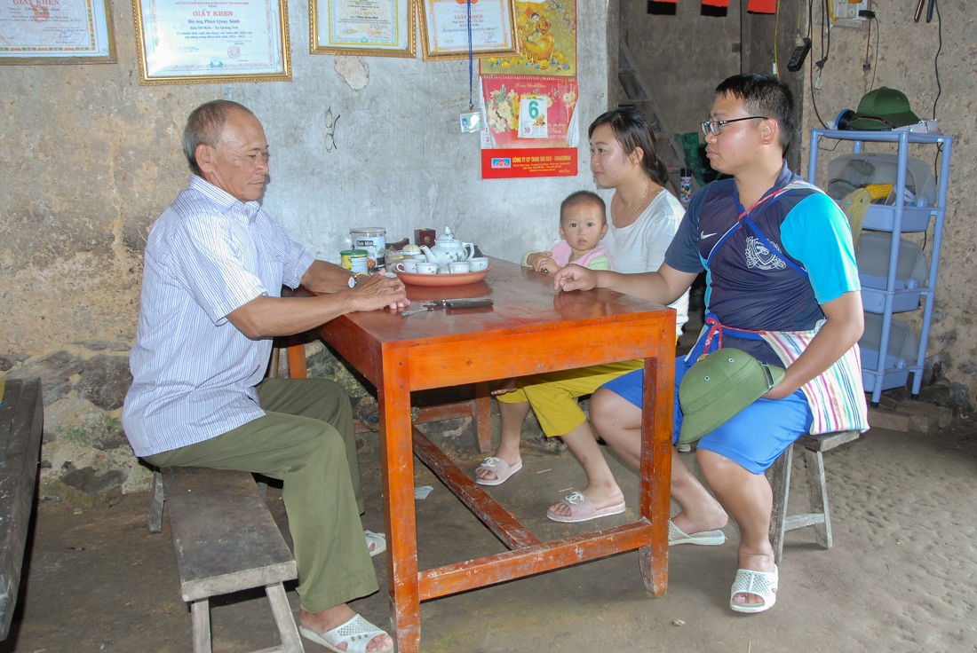 Ông Phùn Quay Nàm (bên trái) đến thăm hỏi gia đình trong bản Mố Kiệc.
