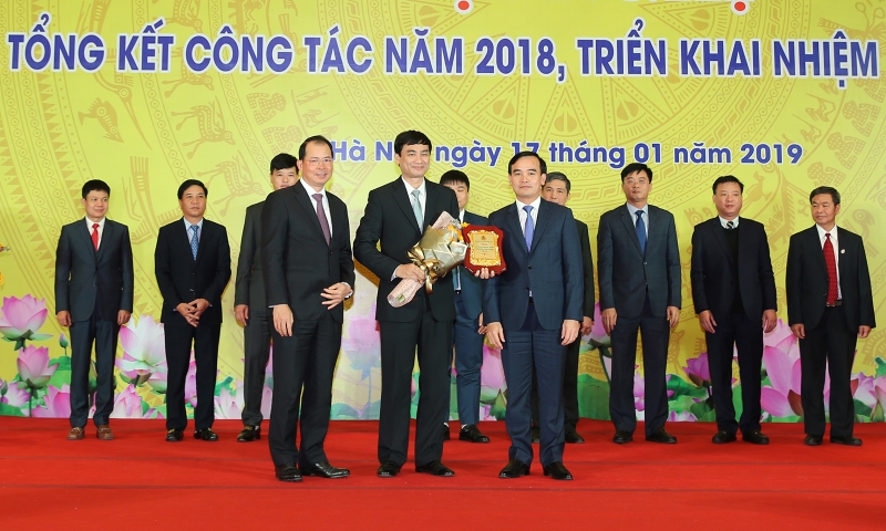  Đồng chí Phạm Văn Minh, Giám đốc Công ty CP than Vàng Danh nhận cúp Doanh nghiệp vì Người Lao động năm 2018 của Công đoàn than khoáng sản Việt nam