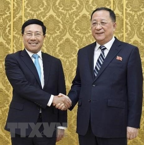 Phó Thủ tướng, Bộ trưởng Ngoại giao Việt Nam Phạm Bình Minh (trái) và Bộ trưởng Ngoại giao Triều Tiên Ri Yong-ho trong cuộc gặp tại Bình Nhưỡng ngày 13/2/2019. (Nguồn: Kyodo/ TTXVN)