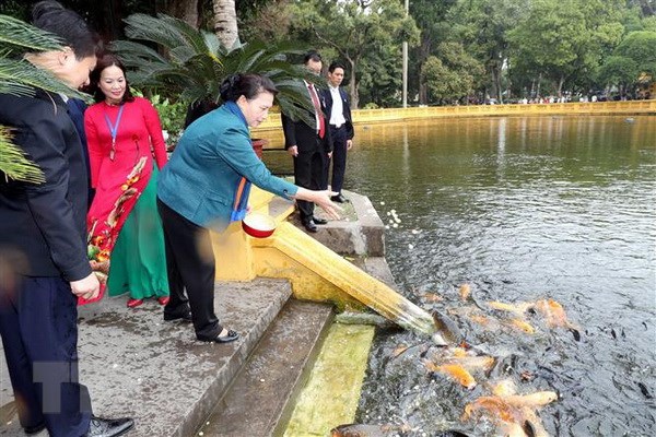 Chủ tịch Quốc hội Nguyễn Thị Kim Ngân thăm ao cá Bác Hồ tại Phủ Chủ tịch. (Ảnh: Trọng Đức/TTXVN)