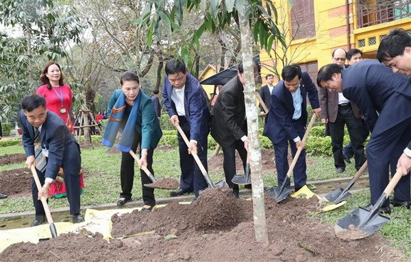 Chủ tịch Quốc hội Nguyễn Thị Kim Ngân trồng cây lưu niệm tại khu Di tích Chủ tịch Hồ Chí Minh ở Phủ Chủ tịch. (Ảnh: Trọng Đức/TTXVN)