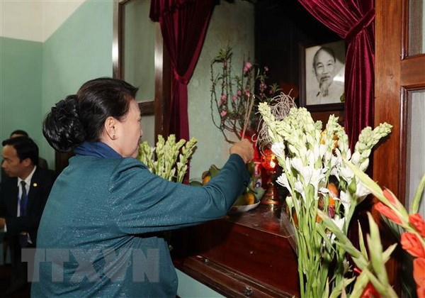 Chủ tịch Quốc hội Nguyễn Thị Kim Ngân dâng hương tưởng niệm Chủ tịch Hồ Chí Minh tại Nhà 67. (Ảnh: Trọng Đức/TTXVN)