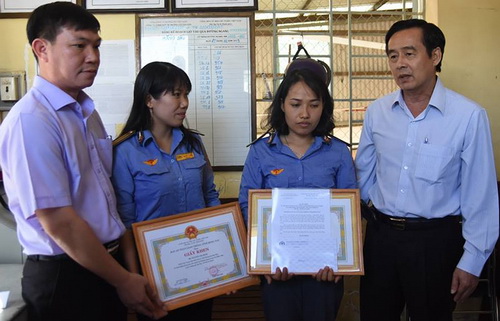 Ban ATGT Đồng Nai khen thưởng hành động dũng cảm của 2 nữ nhân viên gác chắn. Ảnh: Phước Tuấn.