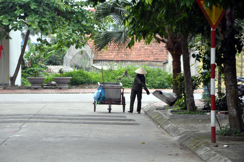 Công nhân Trung tâm Thủy nông -  Giao thông và Đô thị Hải Hà thực hiện thu gom rác thải tại thị trấn Quảng Hà 