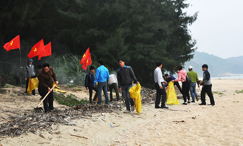 Thu gom rác thải trên bãi biển Đầu Rồng xã Cái Chiên.