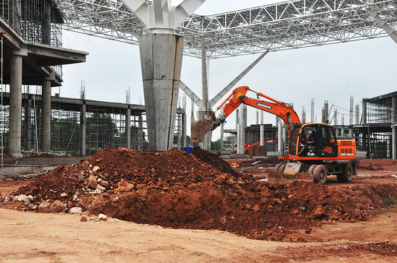 Tập trung xử lý nền đất yếu nhằm đảm bảo tiến độ thi công hạ tầng phục vụ thông xe kỹ thuật vào ngày 15/3.
