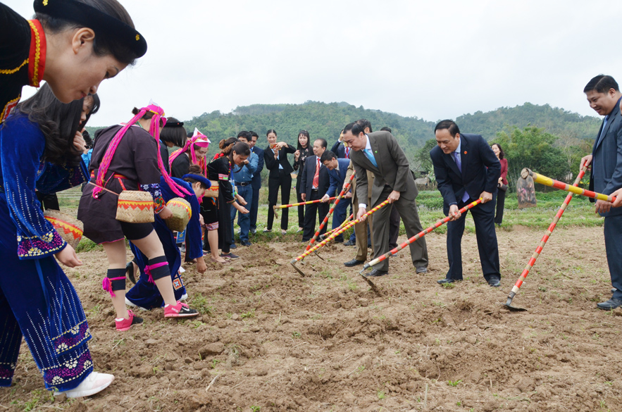 Nghi thức cuốc hố tra hạt trong lễ hội đình Làng Dạ mở ra một năm sản xuất mới, thể hiện mong ước  mùa vụ bội thu.