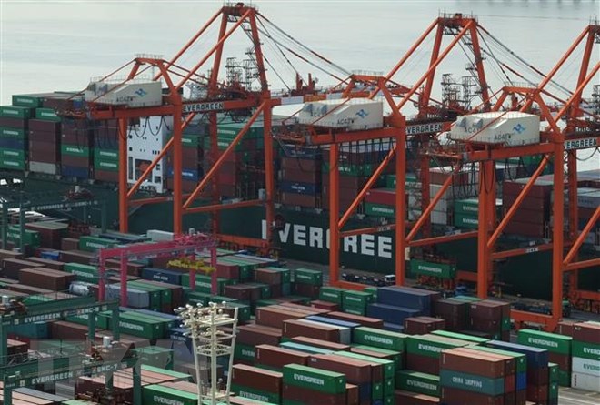 Hàng hóa được xếp tại cảng ở Tokyo, Nhật Bản, ngày 19/2/2018. (Ảnh: AFP/TTXVN)