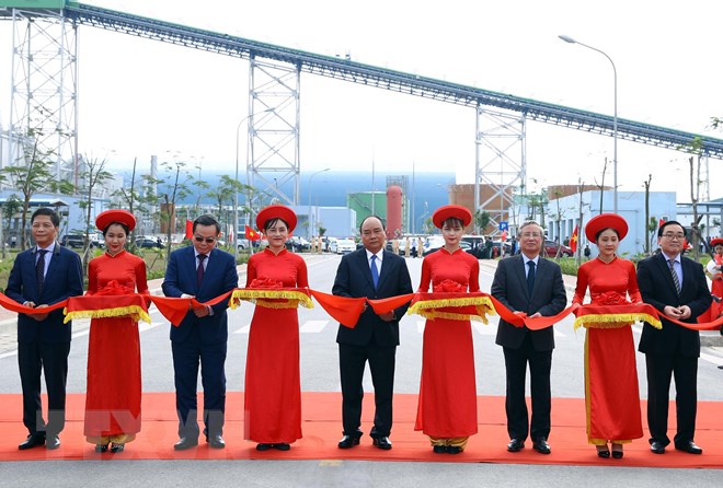 Thủ tướng Nguyễn Xuân Phúc và các đại biểu cắt băng khánh thành dự án Nhà máy nhiệt điện Thái Bình. (Ảnh: Thống Nhất/TTXVN)