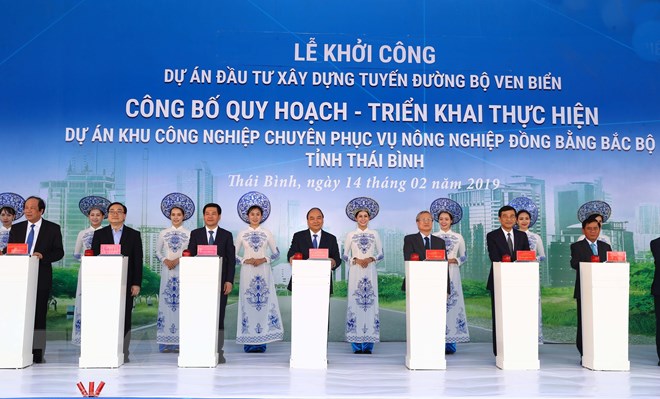 Thủ tướng Nguyễn Xuân Phúc đã tới dự lễ khởi công Dự án Tuyến đường bộ ven biển và công bố Quy hoạch, triển khai Dự án Khu công nghiệp chuyên phục vụ nông nghiệp Vùng đồng bằng Bắc Bộ. (Ảnh: Thống Nhất/TTXVN)