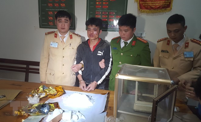 Đối tượng Lê Hữu Hà cùng tang vật 2kg ma túy đá tại cơ quan điều tra. (Nguồn: TTXVN phát)