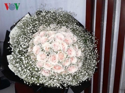 Bó hoa tình yêu độc đáo cho ngày 14/2 được kết từ 50 đóa hồng với giá 4 triệu đồng.