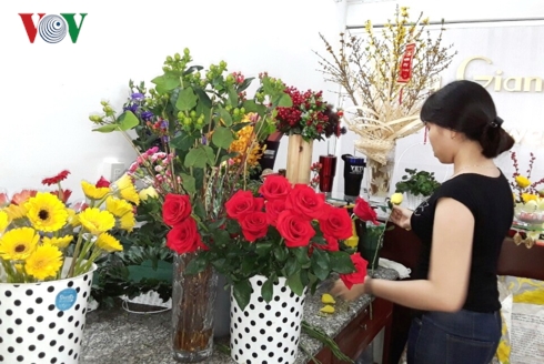 Các cửa hàng đã sẵn sàng với các công đoạn cắt tỉa, chọn lọc, gói hoa, kết hình theo nhu cầu của khách hàng.