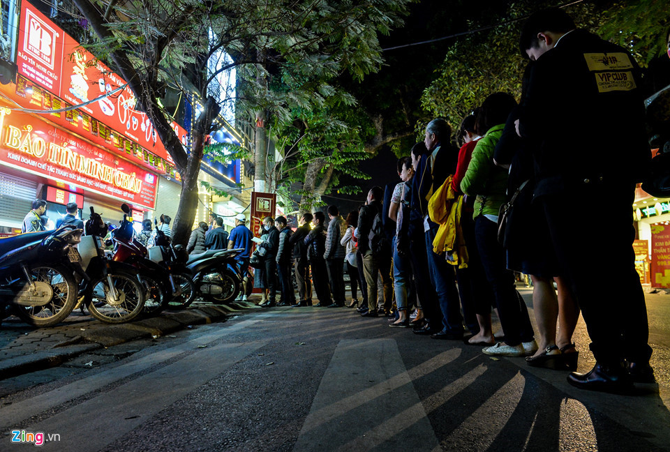 Người dân xếp hàng từ sáng sớm chờ mua vàng ngày Vía Thần Tài năm nay. Ảnh: Việt Hùng.