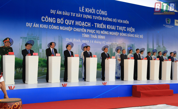 Thủ tướng Chính phủ Nguyễn Xuân Phúc và các đại biểu nhấn nút khởi công dự án đầu tư xây dựng tuyến đường bộ ven biển tỉnh Thái Bình. Ảnh: Thành Tâm