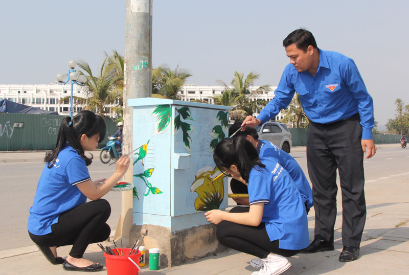 ĐVTN TP Hạ Long tham gia vẽ, trang trí tủ điện làm đẹp cảnh quan đô thị.