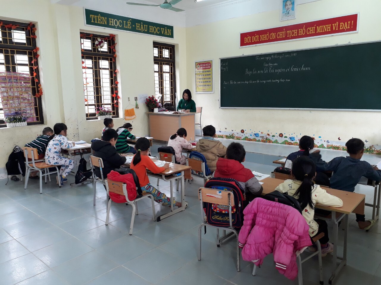Cô Lý Thị Qúy Bình, giáo viên chủ nhiệm lớp 2, Trường Tiểu học Đồng Văn, huyện Bình Liêu củng cố lại kiến thức cho học sinh sau nghỉ Tết.