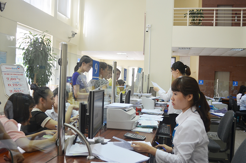 Khách hàng giao dịch tại Vietinbank Quảng Ninh.