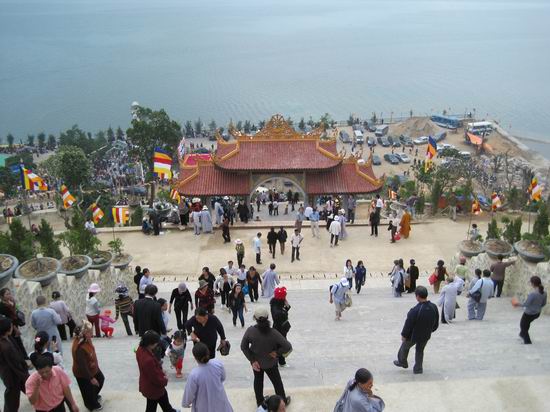 Du khách tham quan chùa Cái Bầu- điểm du lịch tâm linh ở Vân Đồn