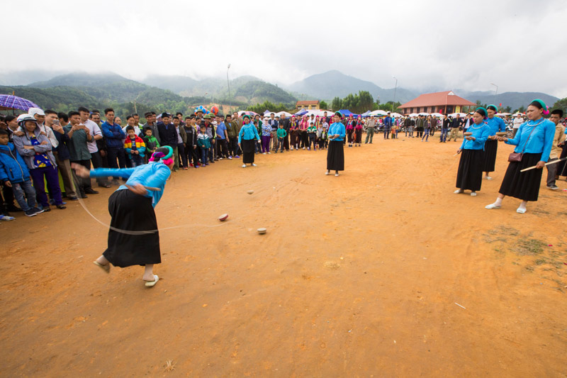  Chị em phụ nữ Sán Chỉ tại các xã của huyện Bình Liêu thi đánh quay trong lễ hội.