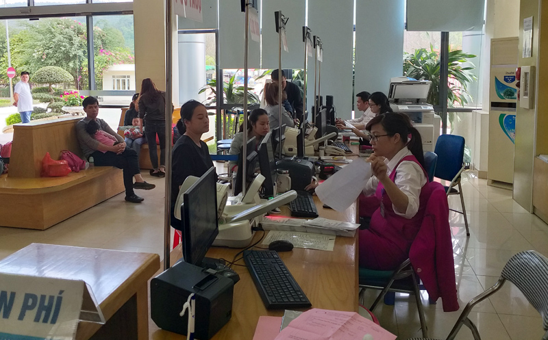 Cán bộ, nhân viên bộ phận hành chính Bệnh viện Sản – Nhi ân cần hướng dẫn, giải quyết thủ tục ra, vào viện cho người nhà bệnh nhân. Ảnh: Quang Minh