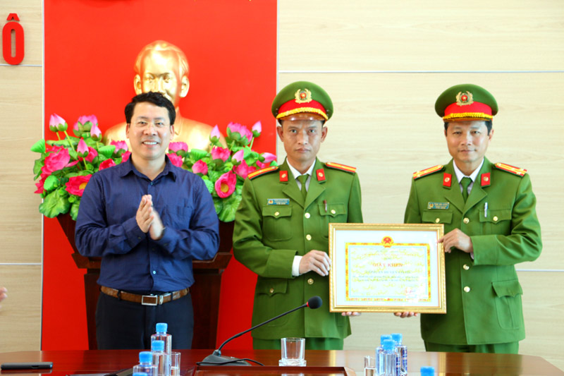 Bí thư Huyện uỷ, Chủ tịch UBND huyện Trần Như Long khen thưởng cho tập thể Công an huyện.