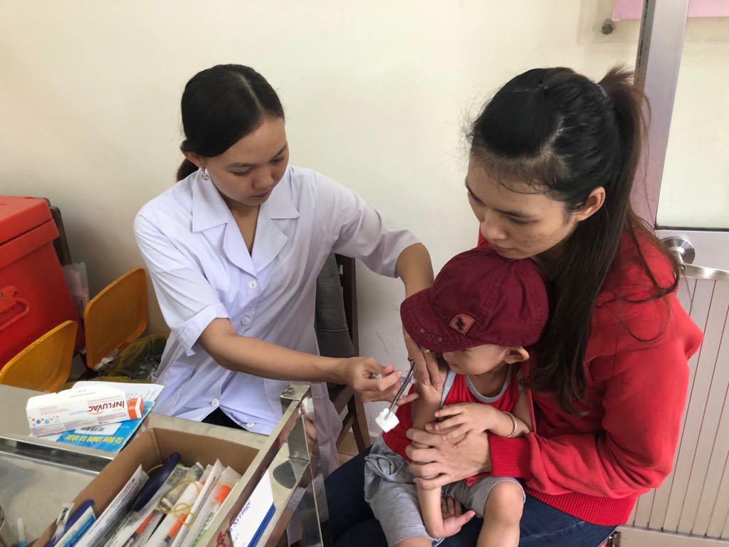 Tiêm vaccine đầy đủ và đúng lịch để phòng bệnh cho trẻ. Ảnh: VGP/Hiền Minh
