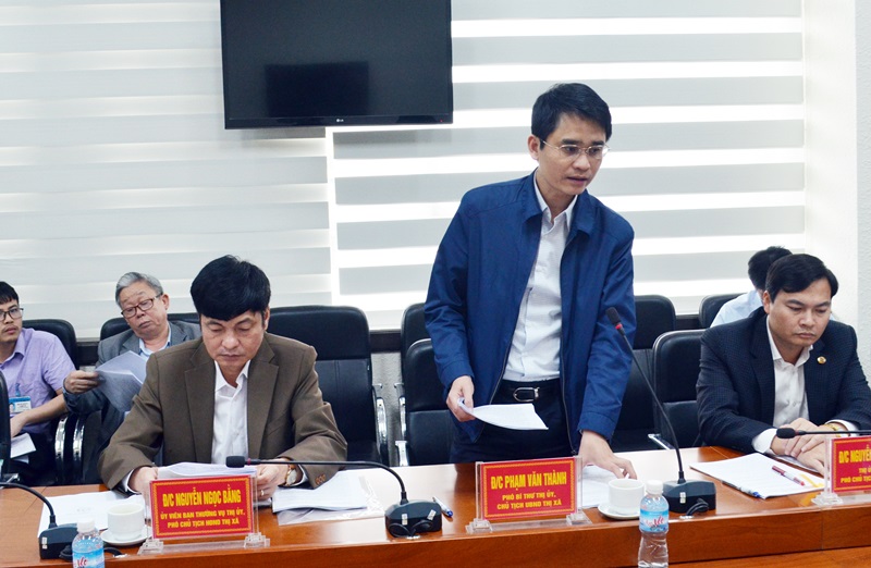 Đồng chí Phạm Văn Thành, Chủ tịch UBND TX Đông Triều báo cáo tình hình thực hiện chính sách pháp luật về quy hoạch, quản lý sử dụng đất đai trên địa bàn thị xã Đông Triều.