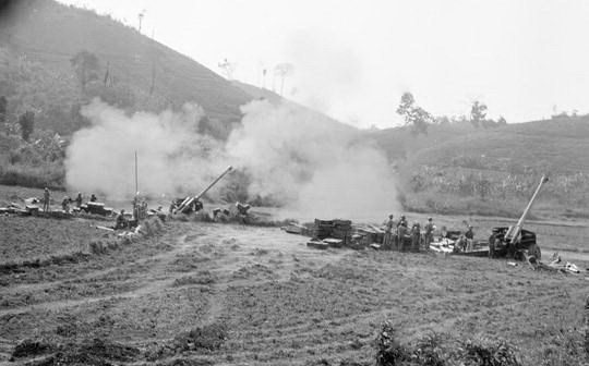 Chiến sỹ Đoàn 368 pháo binh tỉnh Hoàng Liên Sơn dội bão lửa trừng trị quân địch, ngày 10/3/1979. (Ảnh: Phùng Triệu/TTXVN)