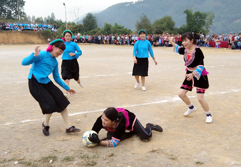 Thi đấu giao hữu bóng đá nữ của đồng bào dân tộc Sán Chỉ xã Húc Động và dân tộc Dao xã Hải Sơn (TP Móng Cái).