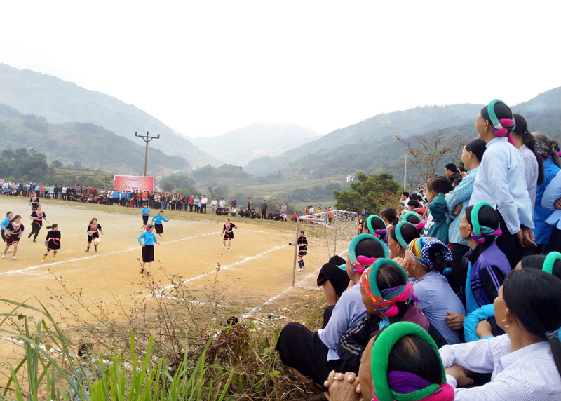 Trận thi đấu thu hút đông đảo người dân địa phương, du khách tới cổ vũ