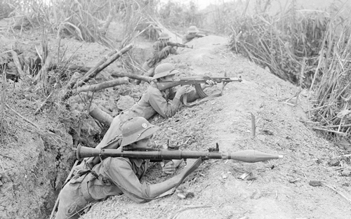 Chiến sỹ Đại đội 3, Tiểu đoàn 1, Đoàn H54 bộ đội địa phương tỉnh Hoàng Liên Sơn dũng cảm giữ chốt, tiêu diệt hàng trăm tên địch trong ngày 17-02-1979. Ảnh: TTXVN