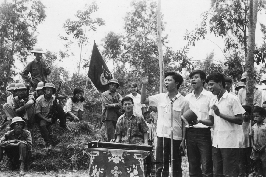 Tiếng hát át chiến tranh. Bức ảnh chụp đoàn văn công xung kích của thanh niên Quảng Ninh đang biểu diễn tại Pò Hèn.