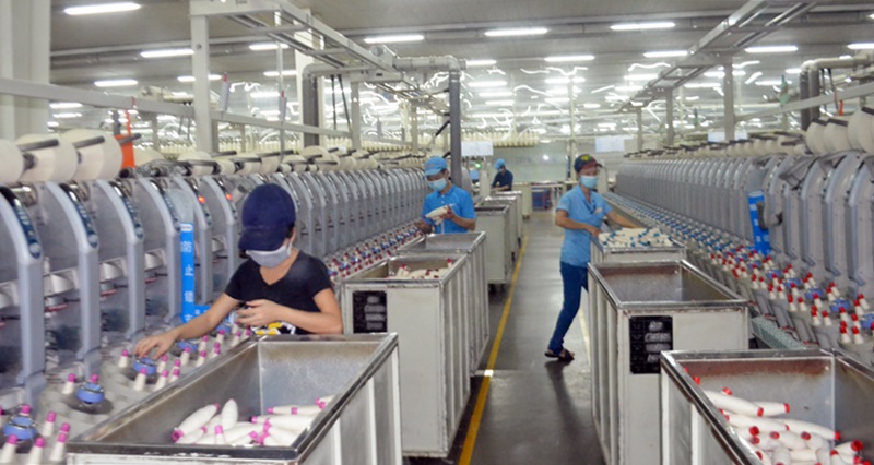Công nhân làm việc tại dây chuyền sản xuất Công ty TNHH KHKT Texhong Ngân Long (KCN Hải Yên, TP Móng Cái)