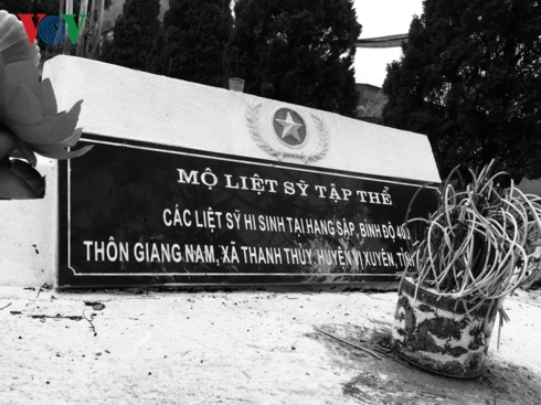 Ngôi mộ tập thể các chiến sỹ hy sinh trong hang Sập vừa được quy tập về Nghĩa trang liệt sỹ Vị Xuyên.