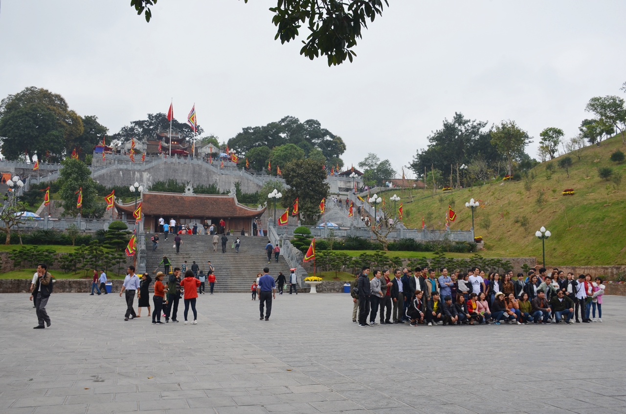 Di tích Quốc gia đặc biệt đền Cửa Ông thu hút đông đảo du khách đến tham qua, chiêm bái