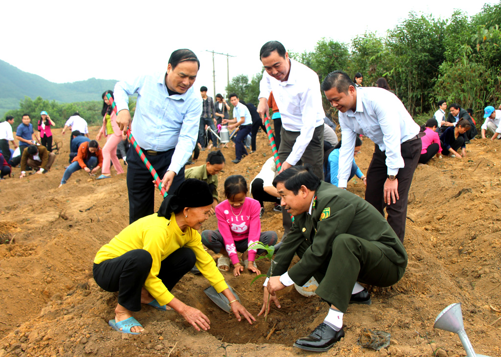 Lãnh đạo Chi cục Kiểm lâm tỉnh, lãnh đạo huyện cùng nhân dân và các em học sinh tham gia trồng cây.