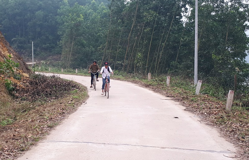 Đường vào thôn Khe Hố xã Nam Sơn được hoàn thành giúp người dân đi lại thuận lợi góp phần thành công xây dựng NTM.