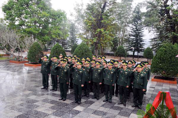 Đoàn cán bộ Bộ Chỉ huy BĐBP tỉnh dâng hương, tưởng  niệm các Anh hùng liệt sĩ Pò Hèn sáng ngày 17/2. Ảnh: Quốc Chiểu (BĐBP tỉnh) 