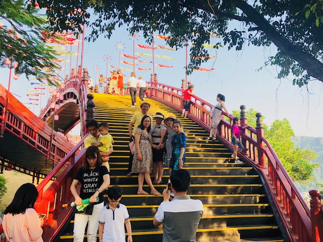 Cầu Koi thuộc tổ hợp Sun World Halong Complex là một trong những điểm đến thu hút khách du lịch đến với Hạ Long