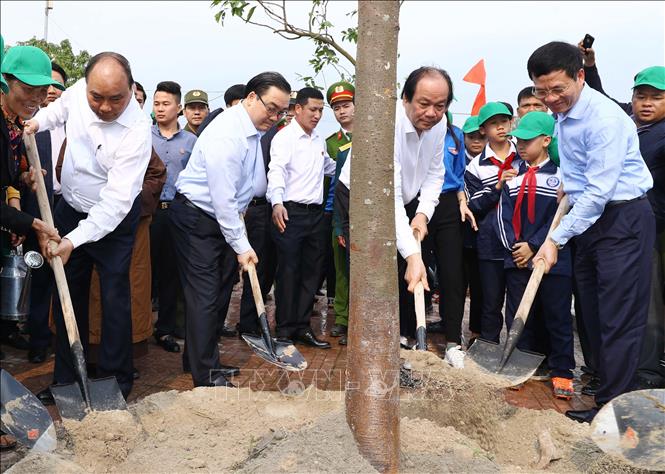 Thủ tướng Nguyễn Xuân Phúc và các đại biểu tham gia trồng cây. Ảnh: Thống Nhất/TTXVN