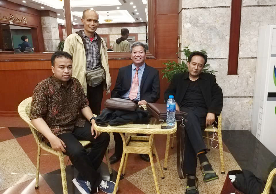 Nhà văn Trần Tâm (người ngồi giữa) và các nhà thơ, dịch giả nước ngoài.