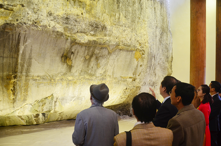 Di chỉ bài thơ của vua Lê Thánh Tông trên vách đá được coi là báu vật của Quảng Ninh.