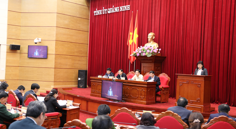 Bí thư Huyện ủy Đầm Hà báo cáo tại cuộc họp.